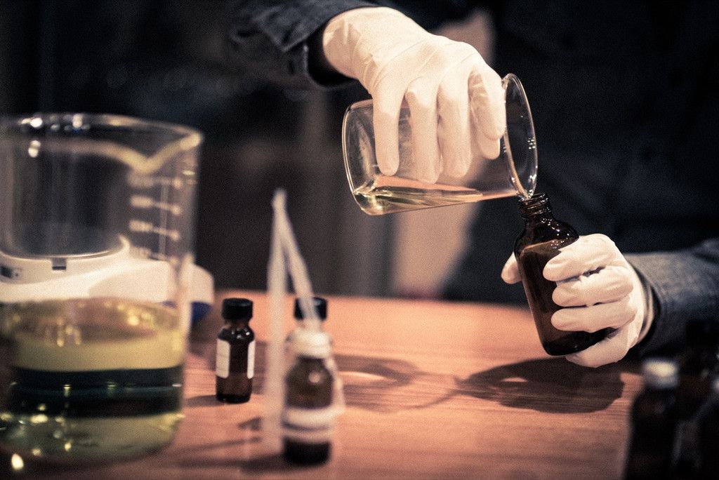 OEM / ODM Manufacturing fragrance blending scene